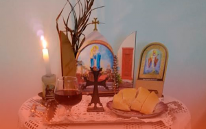 Leia mais sobre o artigo Altar preparado pela Rosa Ustabachian para acompanhar a missa de Quinta-feira santa, ceia do Senhor e Lava-pés.